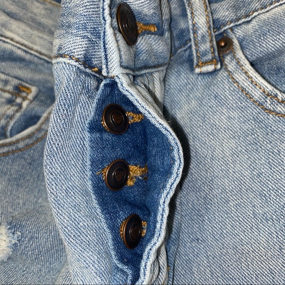 BRANDY MELVILLE LIGHT WASH DISTRESSED BOYFRIEND JEANS - Picture 7 of 9